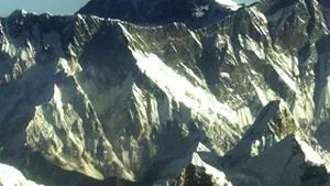 Poliţiştii nepalezi, autorizaţi să deschidă focul la trecere flăcării olimpice prin Everest
