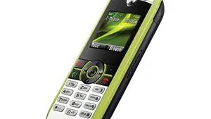 Primul telefon făcut din sticle de plastic reciclate