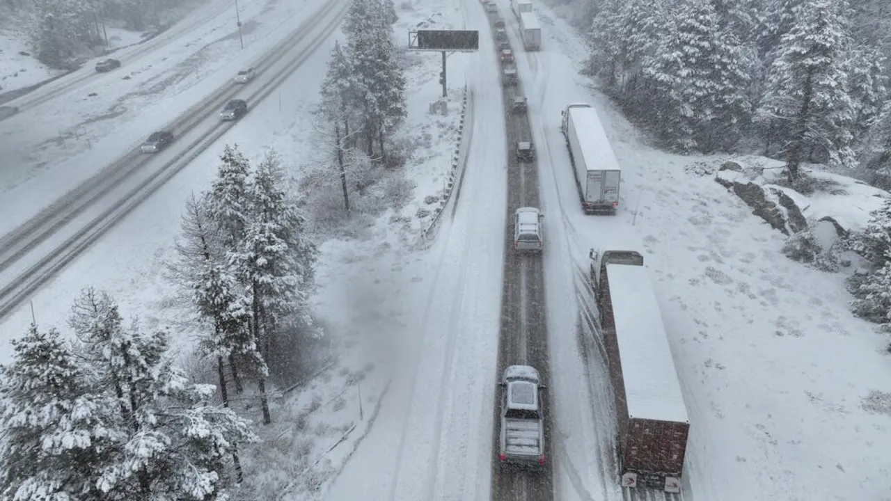 Aproape 10.000 de zboruri anulate din cauza unei furtuni puternice de iarnă care a lovit o mare parte din SUA