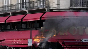 Noi proteste violente în Franţa, din cauza reformei pensiilor. Protestatarii au dat foc unui restaurant apreciat de Macron