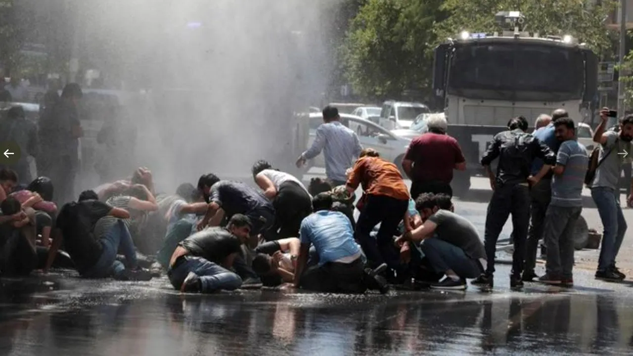 Proteste violente în cel mai mare oraş din sud-estul Turciei: Poliţia a folosit tunuri cu apă şi gaze lacrimogene | FOTO, VIDEO