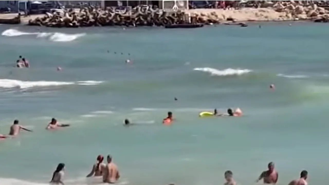 VIDEO. Lanţ uman la Eforie Nord. S-au unit pentru a salva un bărbat băut, care s-a avântat în larg