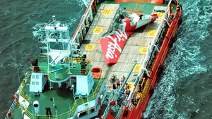 Scafandrii au găsit cutiile negre ale avionului AirAsia prăbuşit în Marea Java