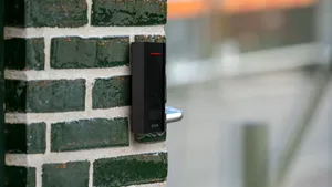 Instalare simplă pentru controlul accesului cu Axis