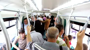 VIDEO | Călătoria cu autobuzele RATB din Capitală este sport extrem. Temperatura, mai mare cu 7 grade Celsius faţă de cea exterioară. Primarul Firea promite că e ultima vară când se va mai circula aşa