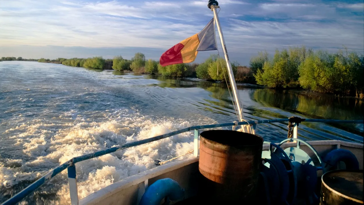 Ciocnire între două bărci în Deltă. Două persoane au fost rănite