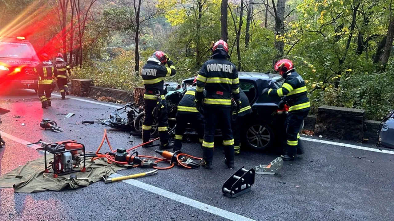 Accident pe DN 7, în Brezoi. Un tânăr de 18 ani a fost rănit după ce mașina sa s-a ciocnit cu un autocamion