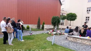 Peste 100 de studenţi de la UMF Cluj şi-au comemorat colegii morţi în accidentul aviatic din Ucraina - FOTO