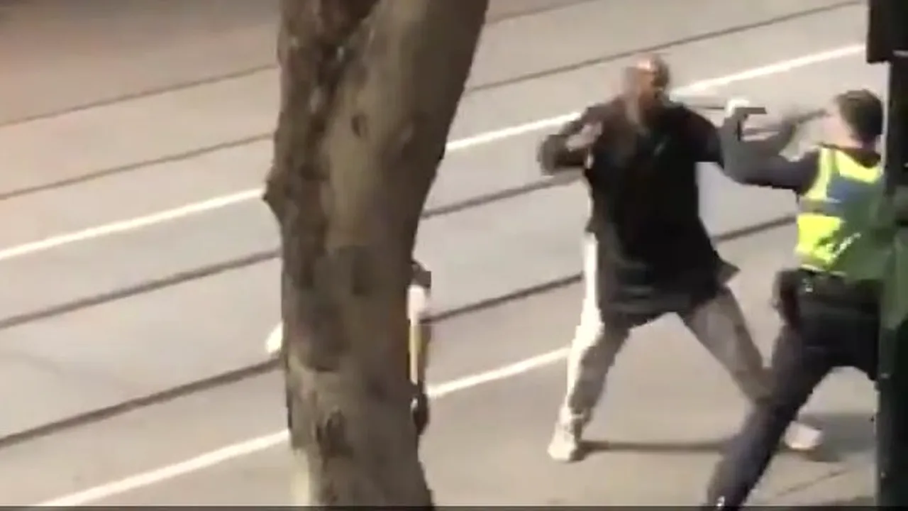 Atac terorist într-un mall din Melbourne: UPDATE: O persoană a murit, mai multe au fost rănite/ IMAGINI video cu atacatorul