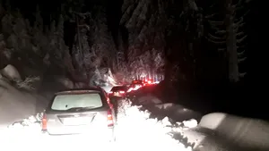 ALERTĂ în Masivul Bucegi: Zeci de turişti înzăpeziţi pe drumul spre Padina, salvaţi după aproape opt ore