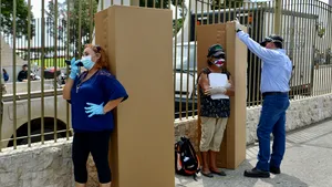 Autorităţile din Ecuador au început să distribuie sicrie din carton pentru persoanele decedate din cauza COVID-19
