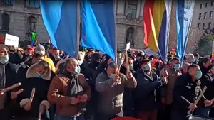 VIDEO Ministrul Energiei huiduit. Sindicaliştii de la ALRO protestează în faţa instituţiei