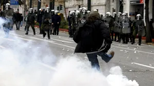 Extremiştii ameninţă cu noi atacuri împotriva poliţiei din Grecia
