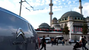 Citroën scoate din grila publicitară o reclamă controversată. Compania a fost acuzată în Egipt de promovarea hărţuirii sexuale 