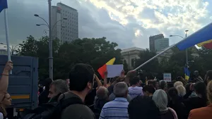 Amenzi după protestele din Bucureşti. Şase dintre manifestanţii veniţi sâmbătă seară în Piaţa Victoriei, duşi de jandarmi la Poliţie şi amendaţi