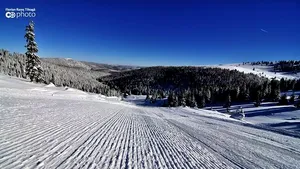 FOTO Iarna nu e pregătită să părăsească România. Peste 500 de turişti, aşteptaţi la schi în Munţii Şureanu, în „Elveţia României”