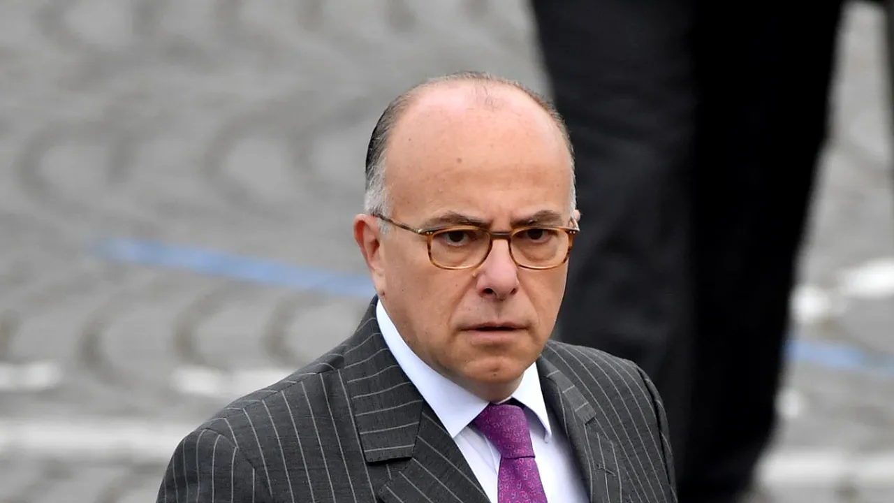 Emmanuel Macron se întâlneşte luni cu Bernard Cazeneuve, fost premier socialist, în vederea formării unui nou guvern