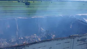 FOTO Incendiul de la depozitul cu arhive din Ilfov nu a fost declarat stins nici la această oră