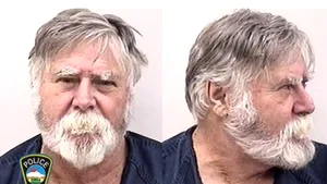 Un bărbat a jefuit o bancă, apoi a aruncat banii în aer strigând „Crăciun fericit!”