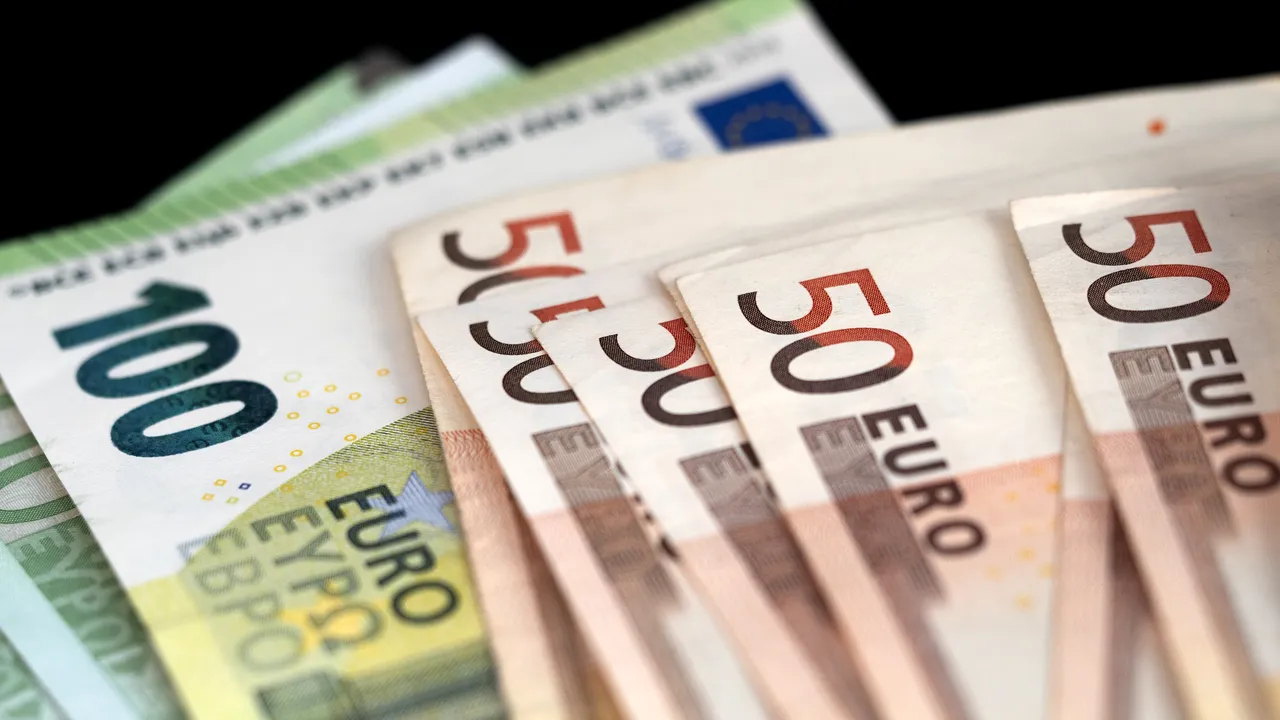 INS. Unu din nouă angajaţi români câştigă peste 1.000 de euro net pe lună. În ce domenii lucrează