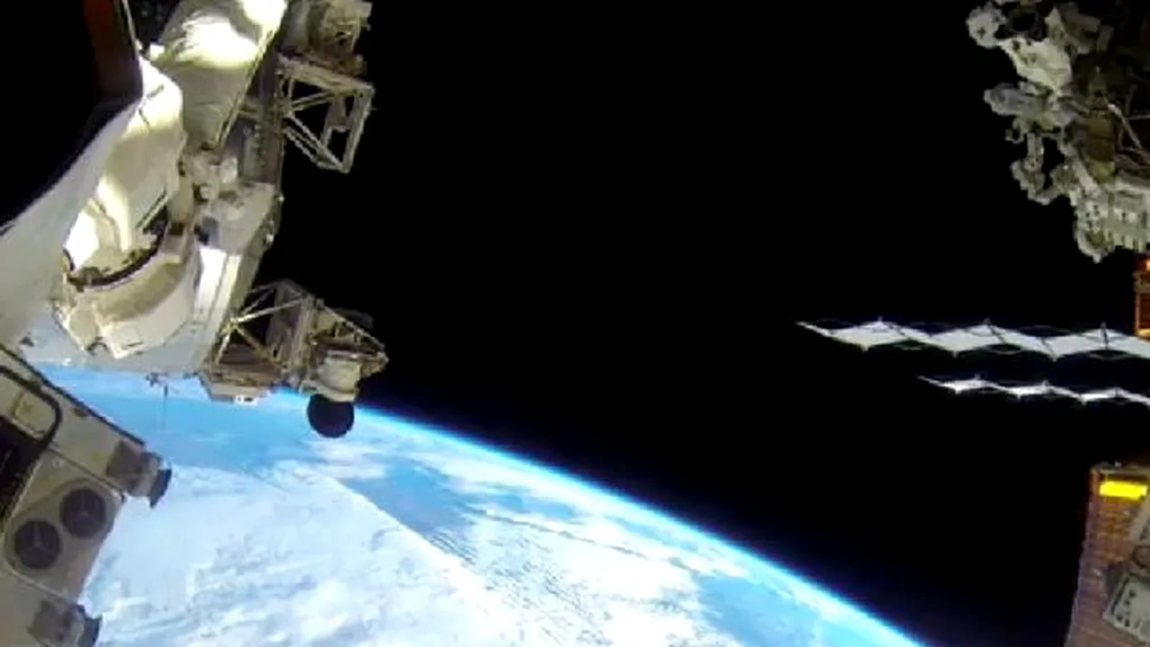 IMAGINI filmate cu o camera GoPro montată pe costumul unui astronaut, în timpul unei ieşiri în spaţiul cosmic - VIDEO