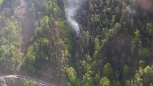 INCENDIUL de vegetaţie din Arefu, Argeş | Zeci de misiuni cu elicoptere şi dispozitiv Bambi Bucket, pentru stingerea focului. 14 hectare, afectate | FOTO, VIDEO