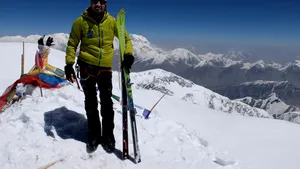 Premieră pentru România: Un salvamontist şi un alpinist au urcat pe schiuri vârful Muztagh Ata (7.546 m), din Tibet
