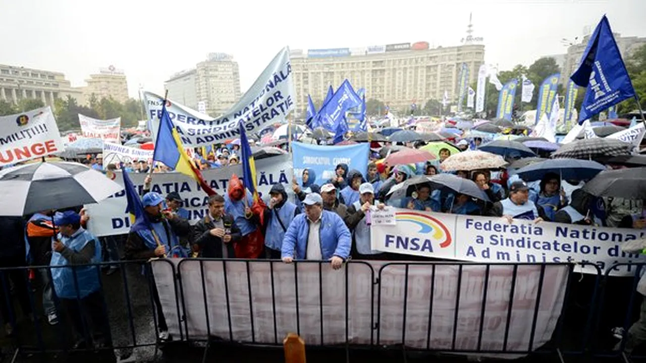 Mii de sindicalişti au protestat la Guvern. Protestatarii au atenţionat că se vor întoarce dacă Guvernul nu modifică Legea dialogului social - FOTO