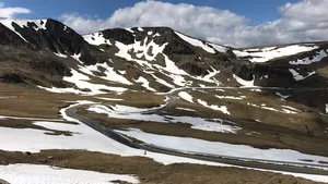GALERIE FOTO Transalpina ar putea fi deschisă pe 1 iunie. Drumarii din Gorj şi Vâlcea, chemaţi la deszăpezire