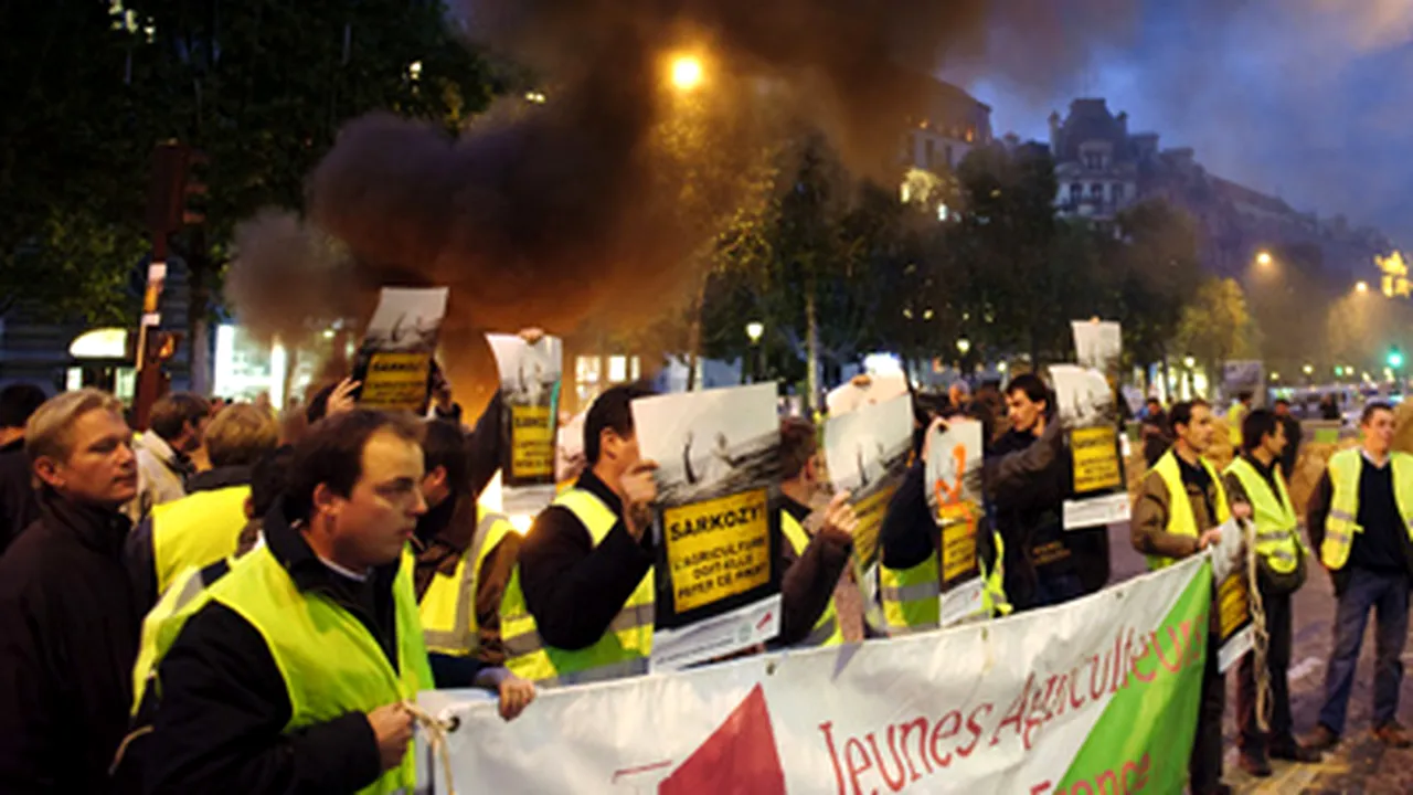 Paris: Bulevardul Champs-Elysees, blocat de un protest al agricultorilor