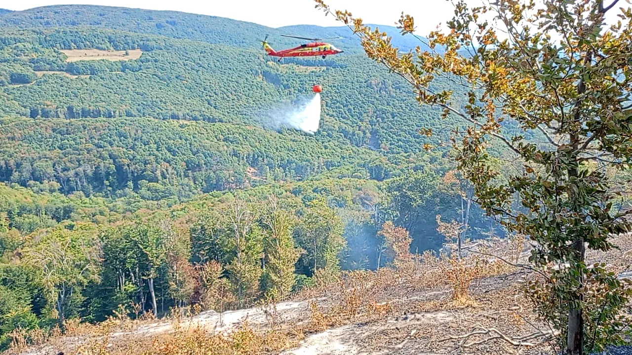 Două elicoptere Black Hawk intervin pentru stingerea incendiilor forestiere din Prahova şi Vâlcea