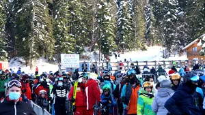 Turiştii nu au unde să se încălzească după ce coboară de pe pârtie. Restaurantele rămân închise în Braşov şi Poiana Braşov