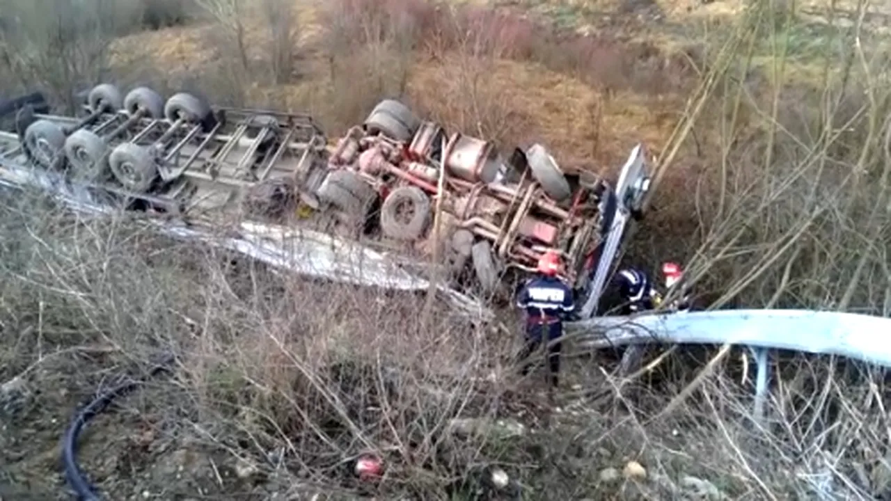 Un autotren încărcat cu materiale de construcţii s-a răsturnat pe Drumul European 79 - VIDEO 