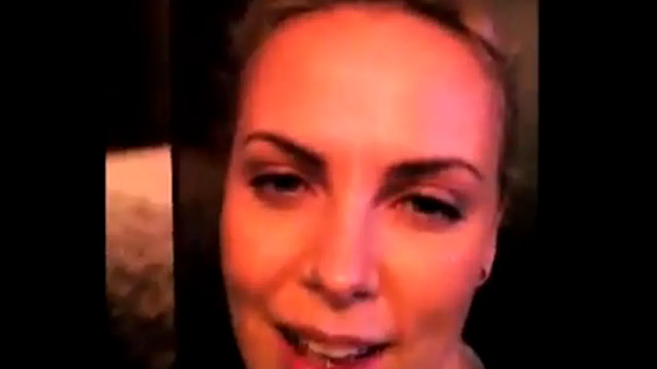 Charlize Theron, filmată în ipostaze intime. Imaginile cu care actriţa a păcălit lumea de 1 aprilie - VIDEO