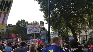 Proteste masive în Marea Britanie: Mii de oameni, nemulţumiţi de decizia de suspendare a Parlamentului/ „Boris Johnson, să îţi fie ruşine!” | FOTO, VIDEO