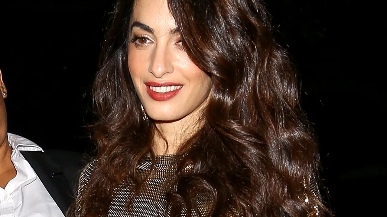 Amal Clooney, o apariţie strălucitoare în cadrul unui eveniment tribut, dedicat Versace, în Beverly Hills | FOTO