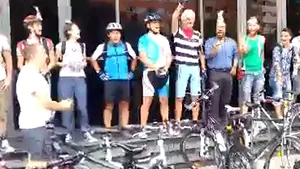 Aproximativ 30 de bicilişti au cântat la primărie 