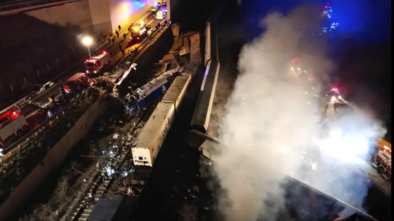 Tragedie în Grecia. Cel puţin 38 de persoane au murit şi zeci sunt rănite după ce două trenuri s-au ciocnit