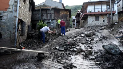 EXTERNE O femeie centenară a murit în urma inundațiilor din Spania. Zeci de persoane au fost salvate de pompieri
