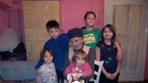 Cinci copii orfani de mamă susţinuţi de profesorii lor