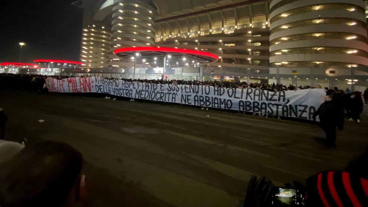 Suporterii lui AC Milan protestează şi îi cer patronului să vândă echipa