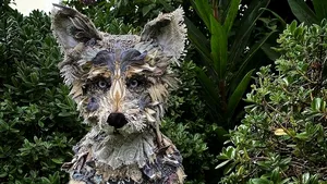 Inedit. Sculpturi spectaculoase din bucăţi de textile aruncate FOTO
