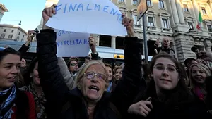 Mii de manifestanţi sărbătoresc plecarea anunţată a lui Silvio Berlusconi