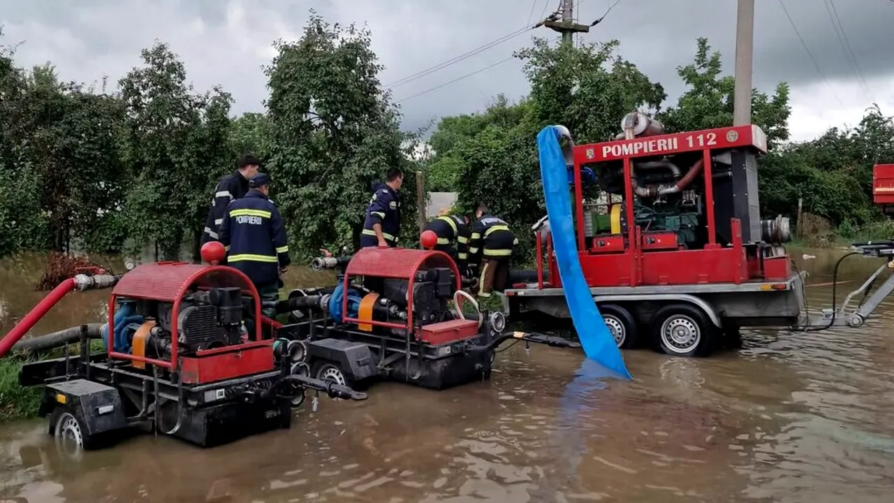 Ploaia a transformat locuințele în capcane. Oamenii au fost evacuați după inundații