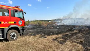 Zece autospeciale ale pompierilor intervin pentru stingerea incendiului din Buftea