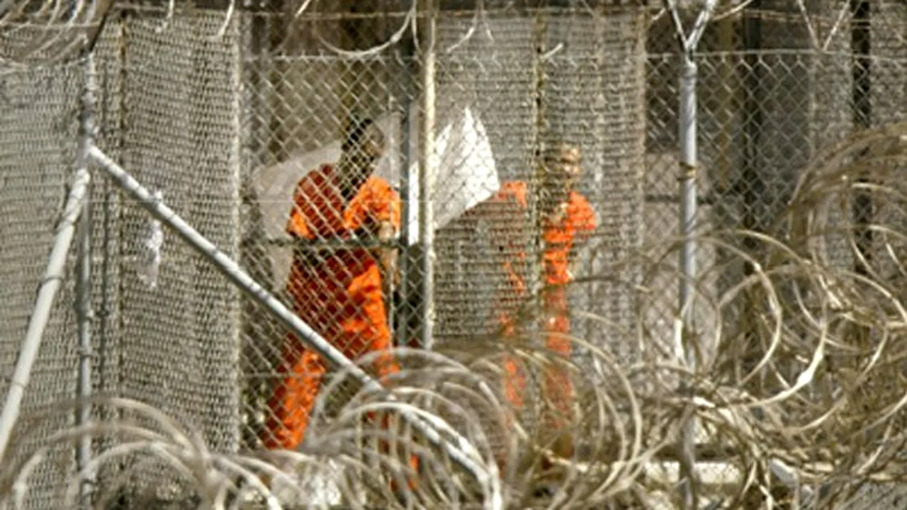 Teren de fotbal în valoare de 744.000 de dolari, construit pentru deţinuţii de la Guantanamo