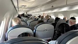 Românii platesc sume considerabile pe un loc preferențial în avion. Cele mai disputate situații apar în cazul familiior