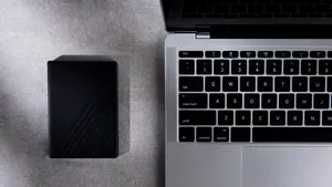 În 2016 a început să colecționeze baterii de laptopuri: astăzi își alimentează întreaga casă fără să plătească un ban