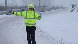 O cisternă plină cu combustibil s-a răsturnat la intrarea pe autostrada Timişoara-Arad