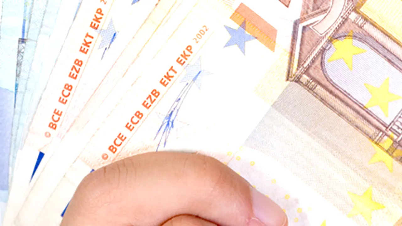 Refuzaţi de bănci, de sărbători, românii iau credite mai scumpe prin telefon